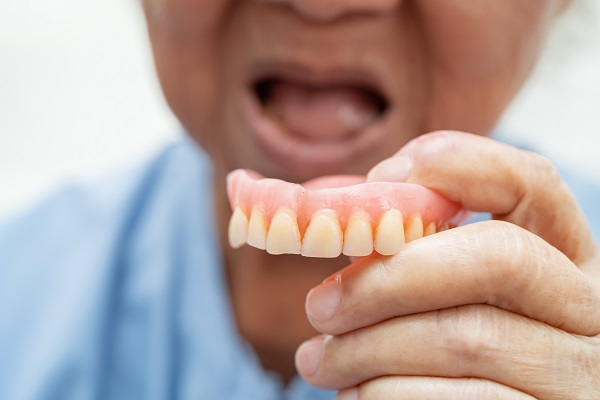 戴假牙口水增多正常嗎